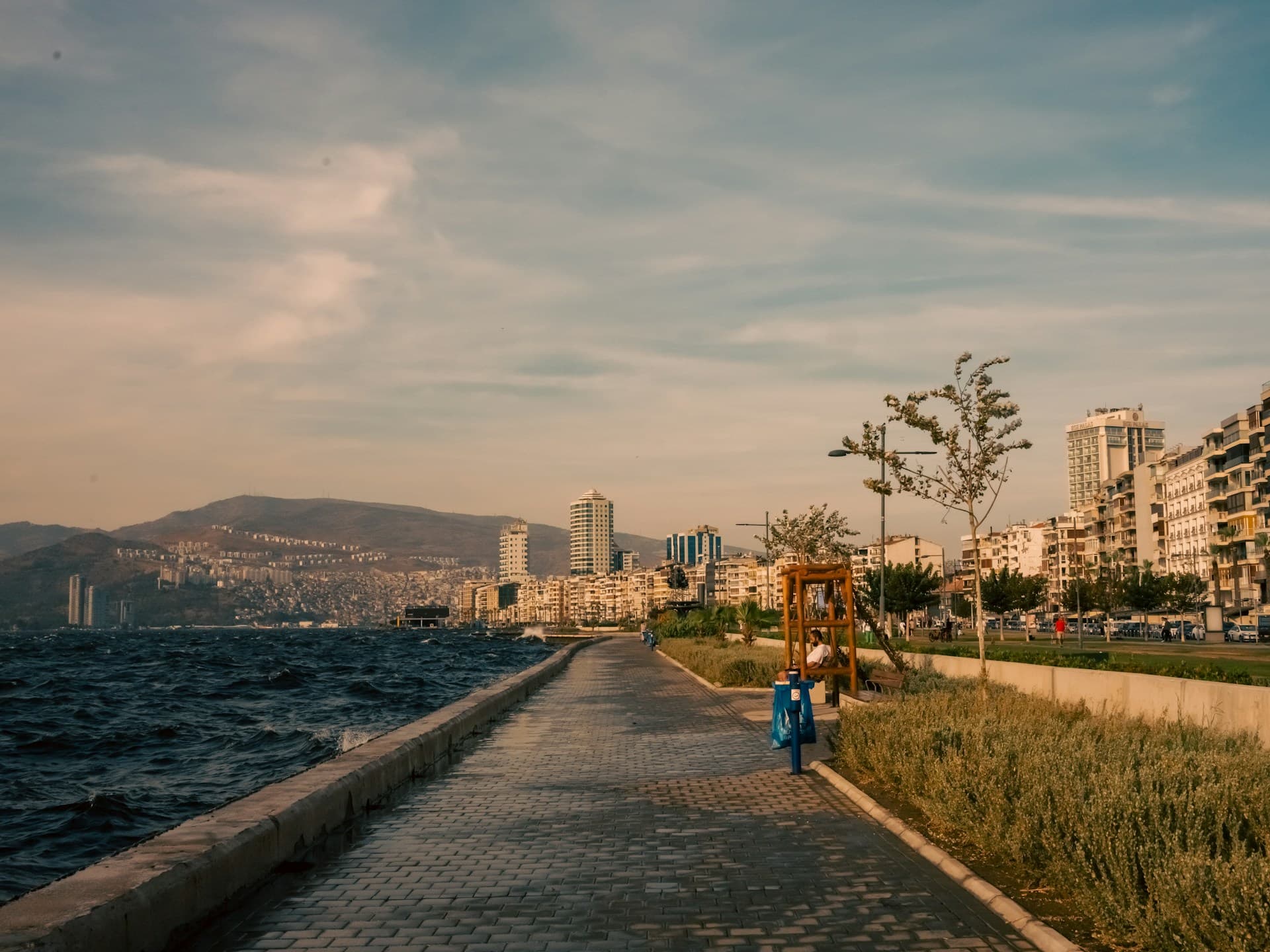 İzmir'de deniz kıyısında yürüyüş yolu