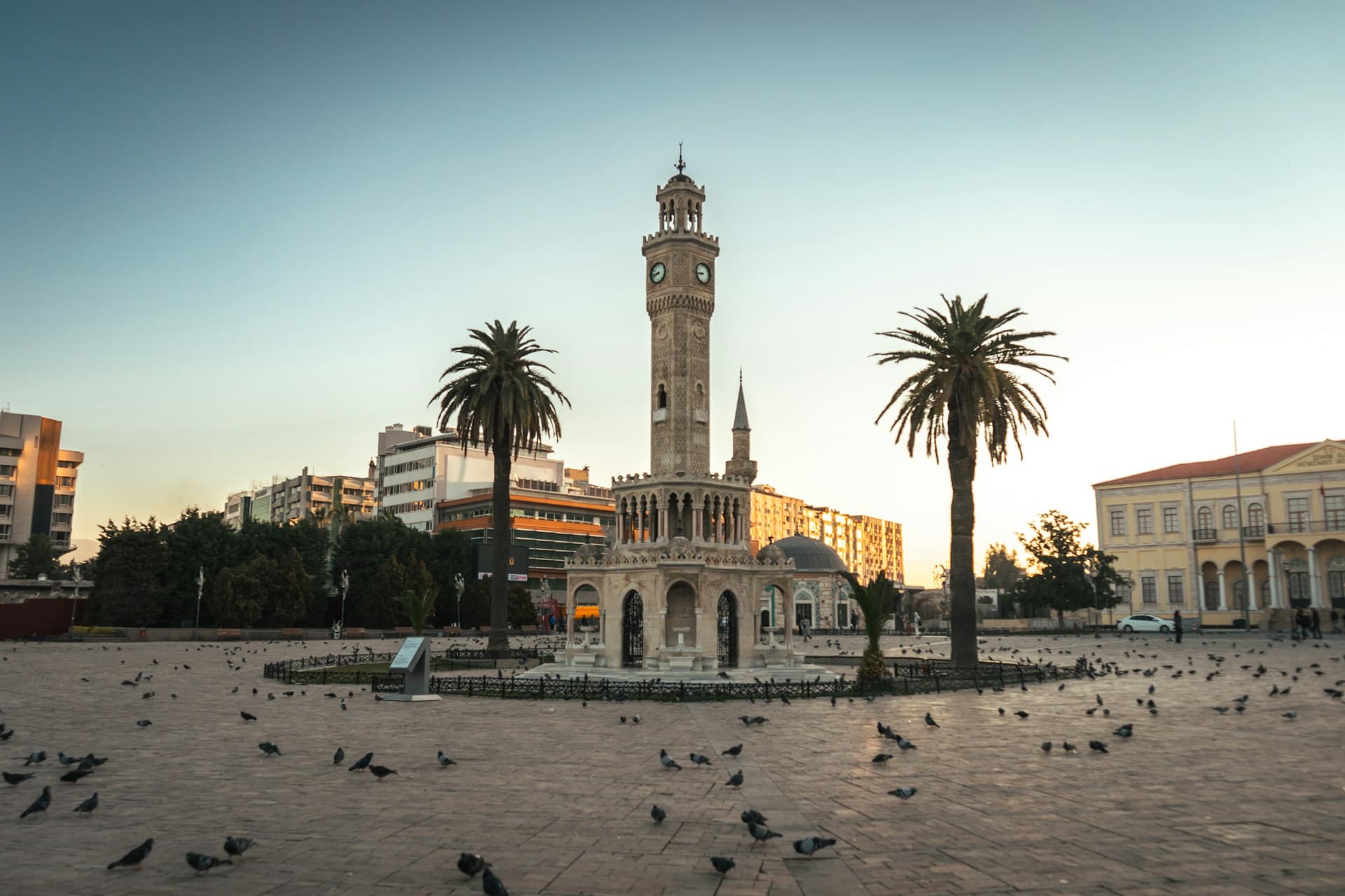 İzmir Konak Meydanı'nda Saat Kulesi